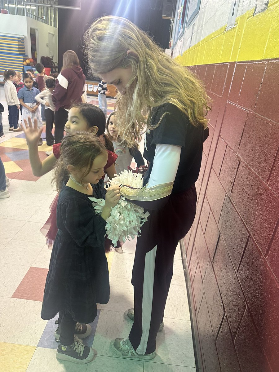 AdelsteinRachel's tweet image. A very special thank you to our #jio cheer squad for leading the #fmes pep rally today!!  @JIOATHLETICS  @McelduffMichael @HFFMCSD