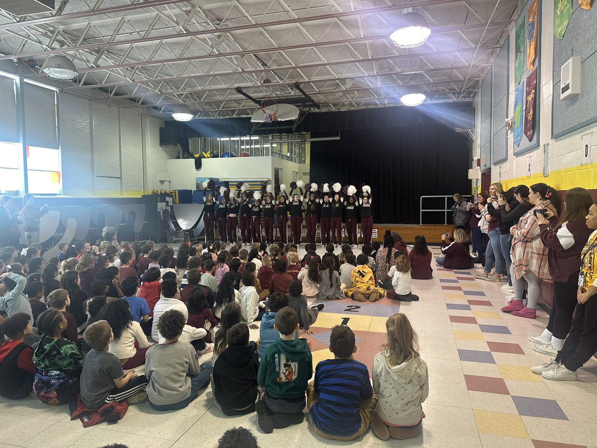 AdelsteinRachel's tweet image. A very special thank you to our #jio cheer squad for leading the #fmes pep rally today!!  @JIOATHLETICS  @McelduffMichael @HFFMCSD
