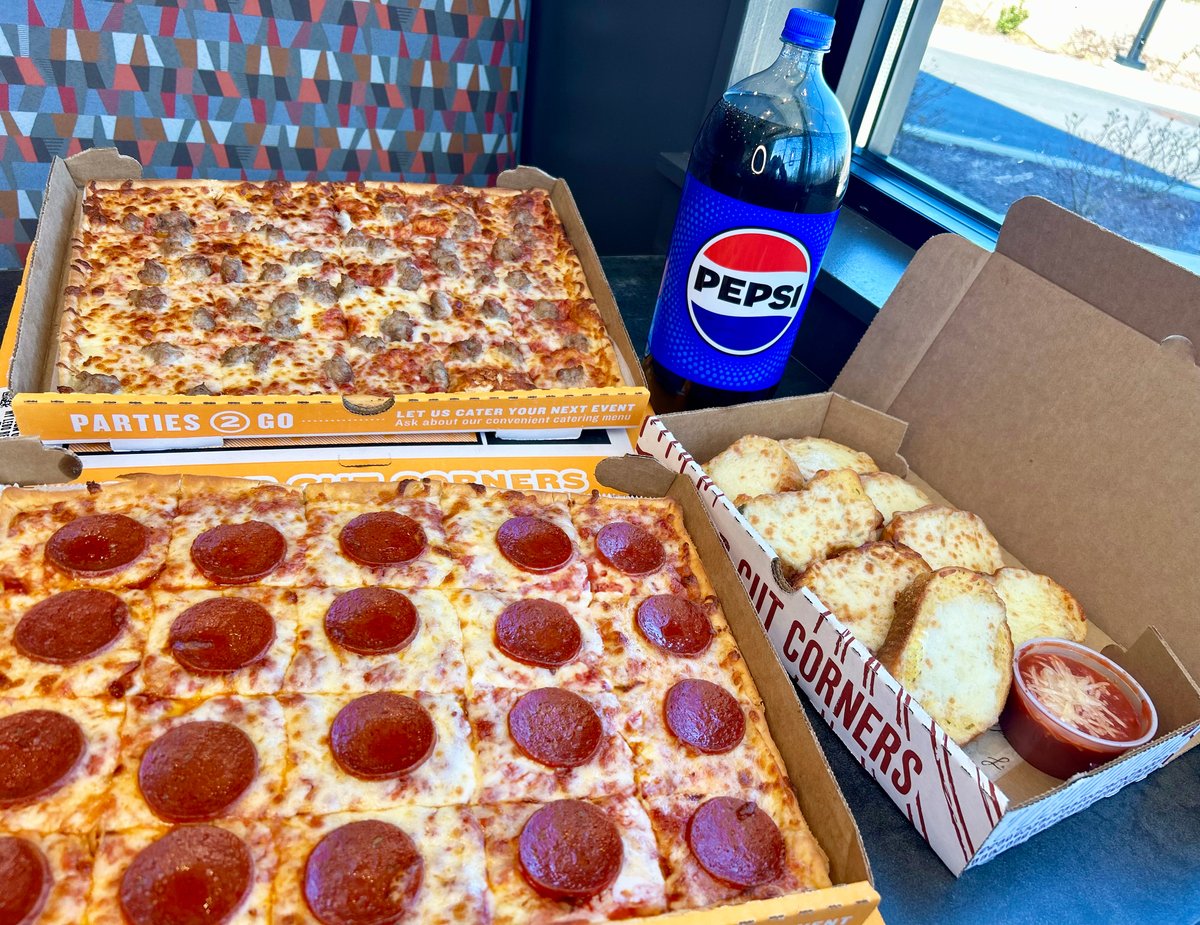 Friday GIVEAWAY! Enter for a chance to win a $100 Ledo Pizza gift card 😍

TO ENTER: 
1️⃣ Retweet this post and follow <a href="/LedoPizza/">Ledo Pizza</a> 
2️⃣ Leave a comment under this post and tag a friend!
