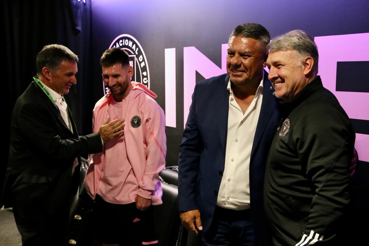 Newells's tweet photo. Cumbre leprosa 🔴⚫

🤝🏼 El Presidente Ignacio Astore junto a @tapiachiqui dialogaron con Leo Messi y Gerardo Martino, acompañados por Éver Banega y Maxi Rodríguez. https://t.co/mgpyX7e3M2