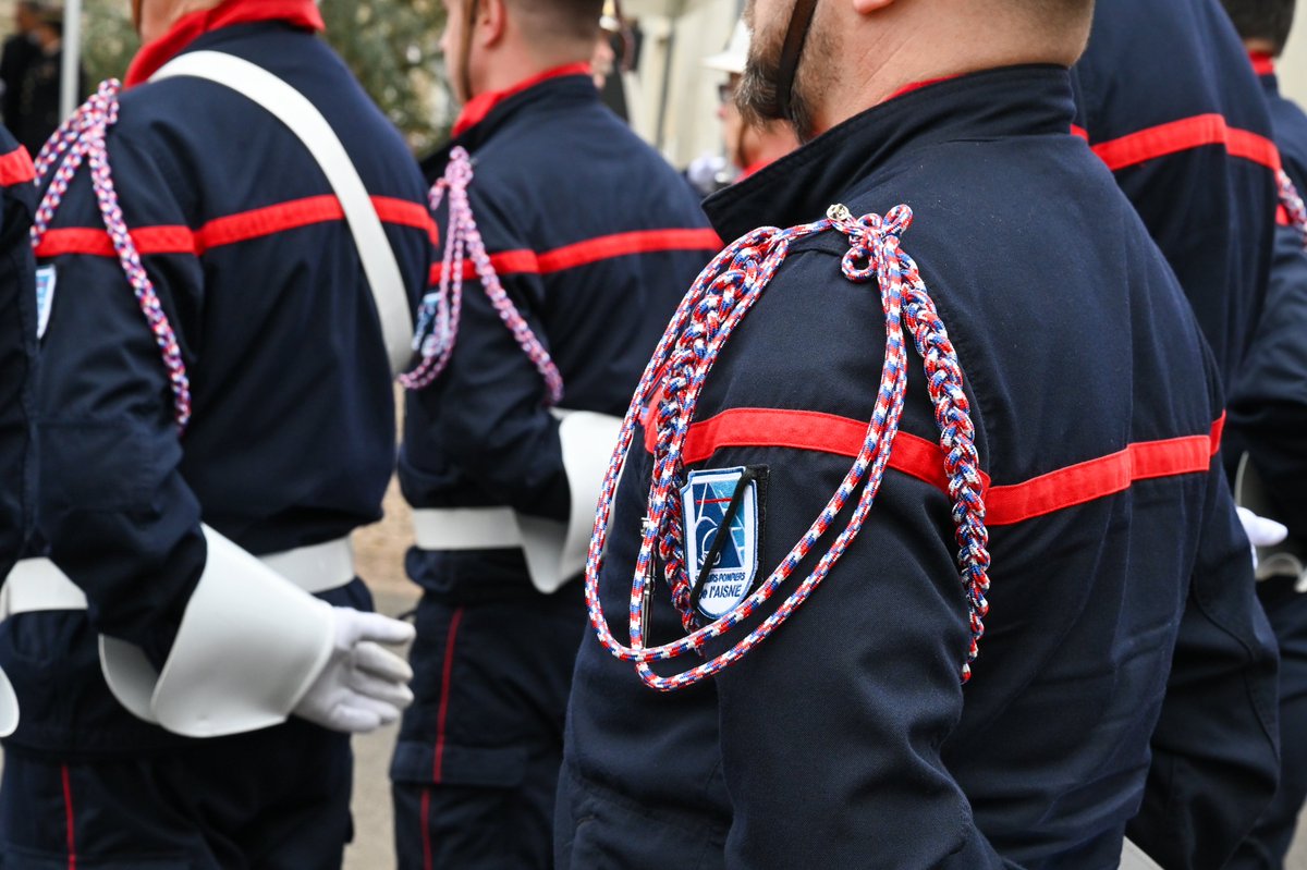 Interieur_Gouv's tweet photo. ⚫️ Hommage a été rendu ce matin à l’adjudant Jérémie Fontaine, sapeur-pompier de Trélou-sur-Marne décédé en intervention le 10 février.

Nos pensées vont à sa famille, ses proches et ses collègues du @sdis02, ainsi qu'à tous ceux qui nous protègent au péril de leurs vies. https://t.co/pF6AUmBBrH