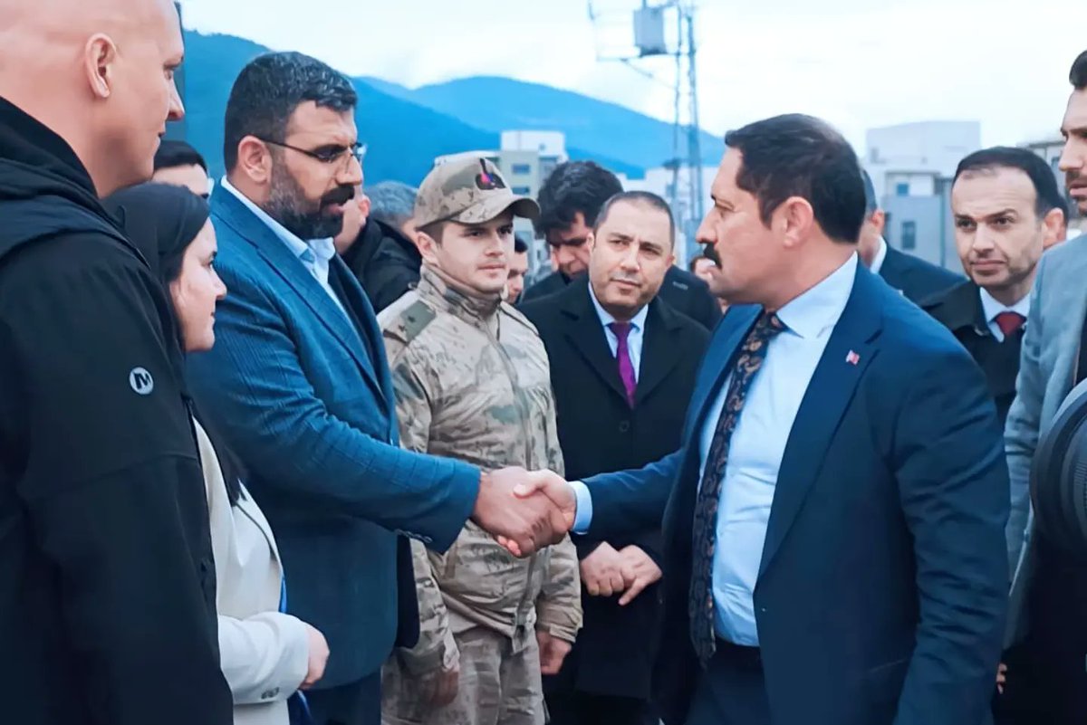 AKPartiPayas31's tweet photo. Cumhurbaşkanımız Sn. Recep Tayip Erdoğan'ın talimatlarıyla yapımı tamamlanan çağlalık TOKİ konutlarının vatandaşlarımıza anahtar teslimi için Hatay valimiz Sn. Mustafa masatlı vatandaşlarımıza anahtarlarını takdim etti.

Veysi Güler 
Ak Parti Payas İlçe Başkanı 
@veysiguler

#rte https://t.co/XT6rVqvCJv
