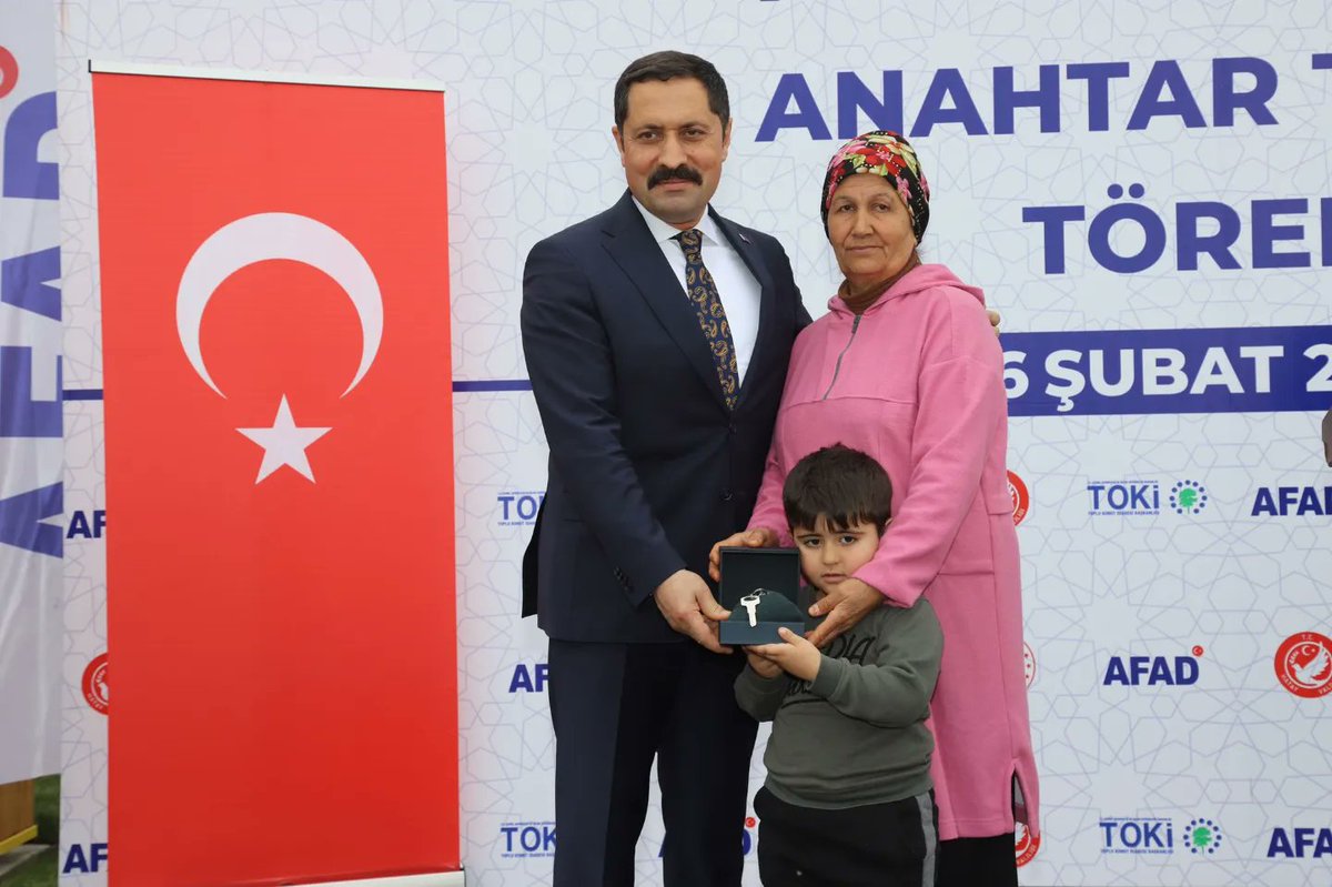 Cumhurbaşkanımız Sn. Recep Tayip Erdoğan'ın talimatlarıyla yapımı tamamlanan çağlalık TOKİ konutlarının vatandaşlarımıza anahtar teslimi için Hatay valimiz Sn. Mustafa masatlı vatandaşlarımıza anahtarlarını takdim etti.

Veysi Güler 
Ak Parti Payas İlçe Başkanı 
<a href="/veysiguler/">Veysi Güler</a>

#rte