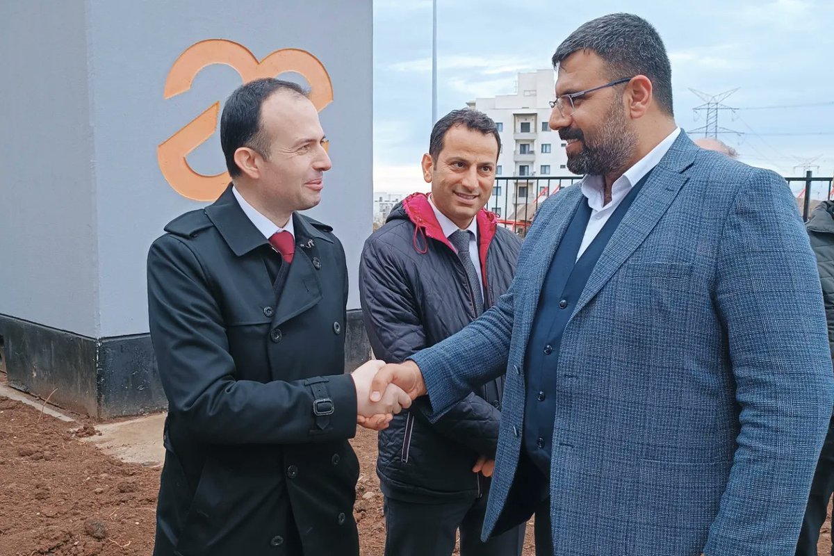 AKPartiPayas31's tweet photo. Cumhurbaşkanımız Sn. Recep Tayip Erdoğan'ın talimatlarıyla yapımı tamamlanan çağlalık TOKİ konutlarının vatandaşlarımıza anahtar teslimi için Hatay valimiz Sn. Mustafa masatlı vatandaşlarımıza anahtarlarını takdim etti.

Veysi Güler 
Ak Parti Payas İlçe Başkanı 
@veysiguler

#rte https://t.co/XT6rVqvCJv