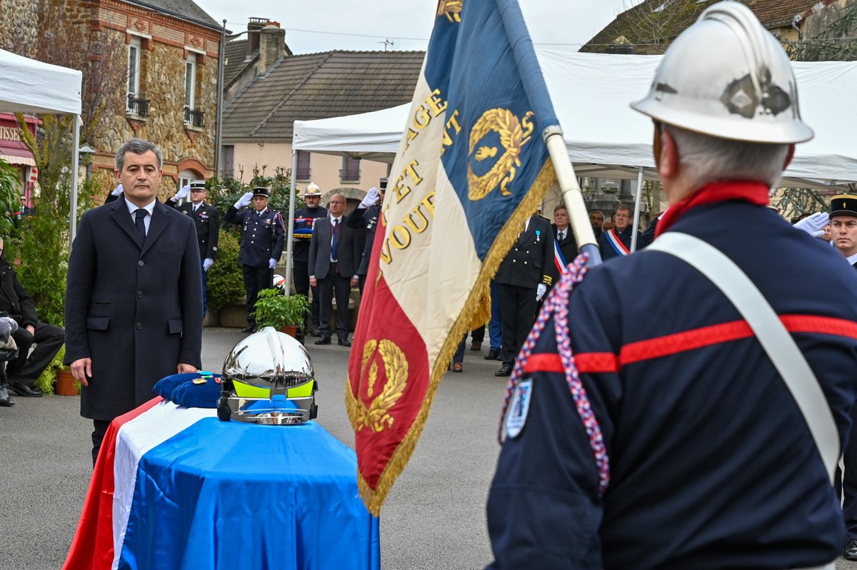 Interieur_Gouv's tweet photo. ⚫️ Hommage a été rendu ce matin à l’adjudant Jérémie Fontaine, sapeur-pompier de Trélou-sur-Marne décédé en intervention le 10 février.

Nos pensées vont à sa famille, ses proches et ses collègues du @sdis02, ainsi qu'à tous ceux qui nous protègent au péril de leurs vies. https://t.co/pF6AUmBBrH