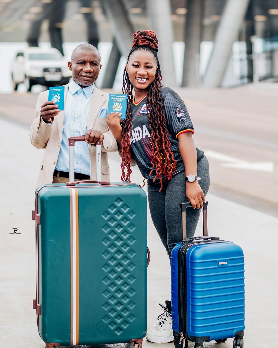 ugamusic_biz's tweet photo. Laba gwe essanyu lya Taataπππ, Chosen Becky finally heads to the Netherlands with her father, a head of her Show .
#wumula #videonowout
VIDEO > https://t.co/cOVjISPN23 https://t.co/pbCqgtmDT0
