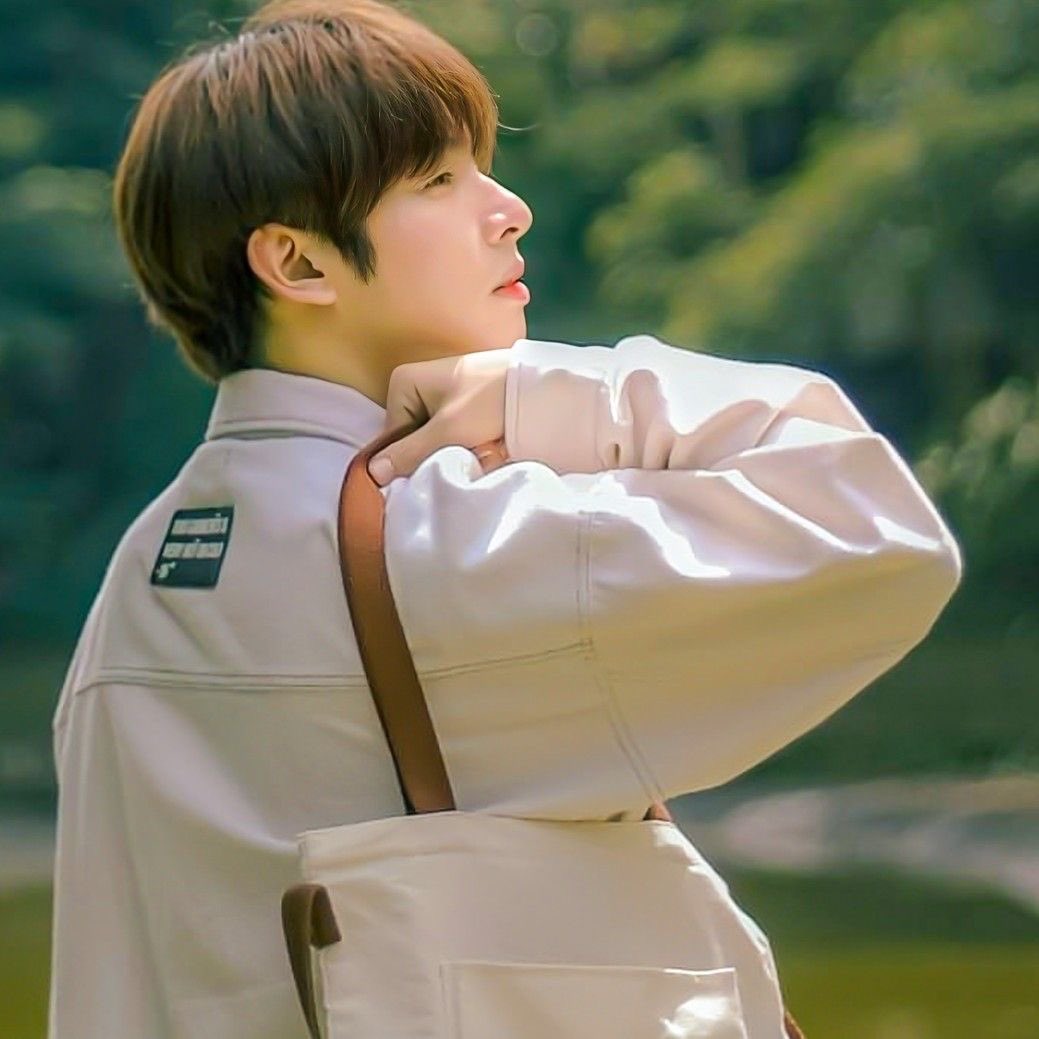 kentinify's tweet photo. → TALES OF THE MOON

Nico, a frustrated writer, decides to stay at his late grandmother’s cabin in the woods to unwind. What’s supposed to be a relaxing getaway turns into a whirlwind of chaos when a lone wolf decides to follow him home one night. 

KENTIN AU https://t.co/Xrrhe54D4Q