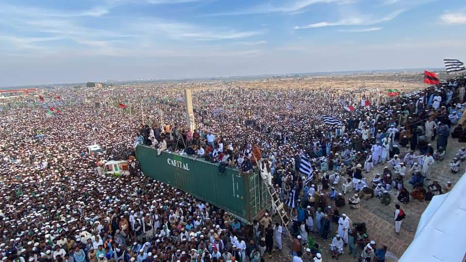 تاحد نظر عوامی سمندر 
پیپلز پارٹی  جس سندھ میں کلین سوئپ کی دعویدار ہے آج عوام اس کاغذی محل کو تار تار کرنے جامشورو پہنچی ہے ۔ کیا اب بھی شرم سے یہ پانی پانی ہونے کی کوشش کریں گے۔
#ایوان_نہیں_میدان