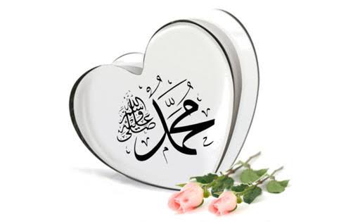 blumoonwrite's tweet photo. اِنسانی آنکھ کی بے بسی کا یہ عالم تھا
 کہ شاعرِ رسول حضرت حسان بن ثابت رضی اللہ عنہ جو اپنے آقا صلی اللہ علیہ وآلہ وسلم کی بارگاہِ بیکس پناہ میں درُودوں کے گجرے اور سلاموں کی ڈالیاں پیش کرنے کی سعادت حاصل کرتے تھے وہ آپ صلی اللہ علیہ وآلہ وسلم کا رُوئے منوّر دیکھ کر اپنی آنکھیں ہتھیلیوں سے ڈھانپ لیا کرتے تھے، وہ خود فرماتے ہیں :

لما نظرتُ إلي أنواره صلي الله عليه وآله وسلم وضعتُ کفي علي عيني خوفاً من ذهاب بصري.

’’میں نے جب حضور صلی اللہ علیہ وآلہ وسلم کے اَنوار و تجلیات کا مُشاہدہ کیا تو اپنی ہتھیلی اپنی آنکھوں پر رکھ لی، اِس لئے کہ (رُوئے منوّر کی تابانیوں سے) کہیں میں بینائی سے ہی محروم نہ ہو جاؤں۔‘‘

(1) نبهاني، جوهر البحار، 2 : 450

حضرت حسان بن ثابت رضی اللہ عنہ نے حضور نبی اکرم صلی اللہ علیہ وآلہ وسلم کے کمالِ حسن کو بڑے ہی دِلپذیر انداز میں بیان کیا ہے۔ آپ رضی اللہ عنہ فرماتے ہیں :

وَ أَحْسَنُ مِنْکَ لَمْ تَرَ قَطُّ عَيْنِيْ 
وَ أَجْمَلُ مِنْکَ لَمْ تَلِدِ النِّسَاءُ 
خُلِقْتَ مُبَرَّأً مِّنْ کُلِّ عَيْبٍ 
کَأَنَّکَ قَدْ خُلِقْتَ کَمَا تَشَاءُ

(آپ صلی اللہ علیہ وآلہ وسلم سے حسین تر میری آنکھ نے کبھی دیکھا ہی نہیں اور نہ کبھی کسی ماں نے آپ صلی اللہ علیہ وآلہ وسلم سے جمیل تر کو جنم ہی دیا ہے۔ آپ صلی اللہ علیہ وآلہ وسلم کی تخلیق بے عیب (ہر نقص سے پاک) ہے، (یوں دِکھائی دیتا ہے) جیسے آپ صلی اللہ علیہ وآلہ وسلم کے ربّ نے آپ کی خواہش کے مطابق آپ صلی اللہ علیہ وآلہ وسلم کی صورت بنائی ہے۔)