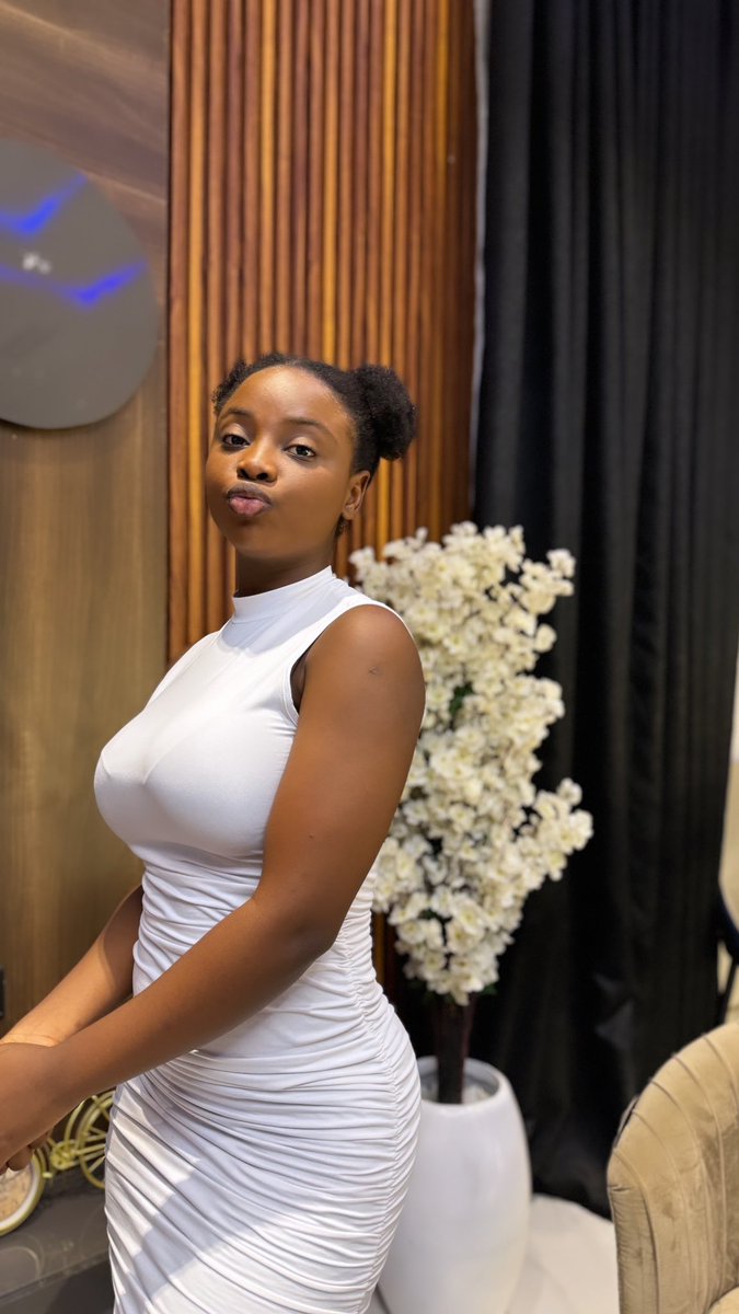 phoebeodekina's tweet photo. What’s the first thing that comes to your mind when you see me https://t.co/ulFBX6Wmlr
