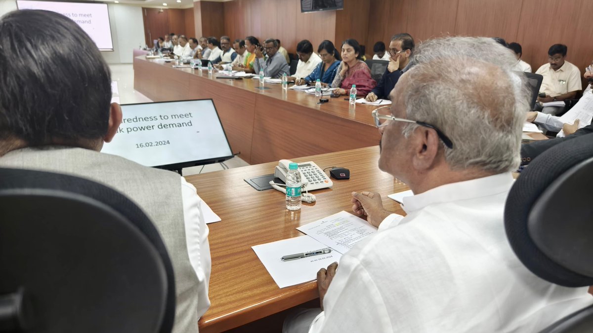 Today I chaired an All-Energy Sector Meeting aimed to address the critical issue of ensuring the state's readiness to meet peak power demand. This in-depth discussion involved key stakeholders from the @EnergyDeptGoK, including Additional Chief Secretary Sri. @Gaurav_Gupta67,