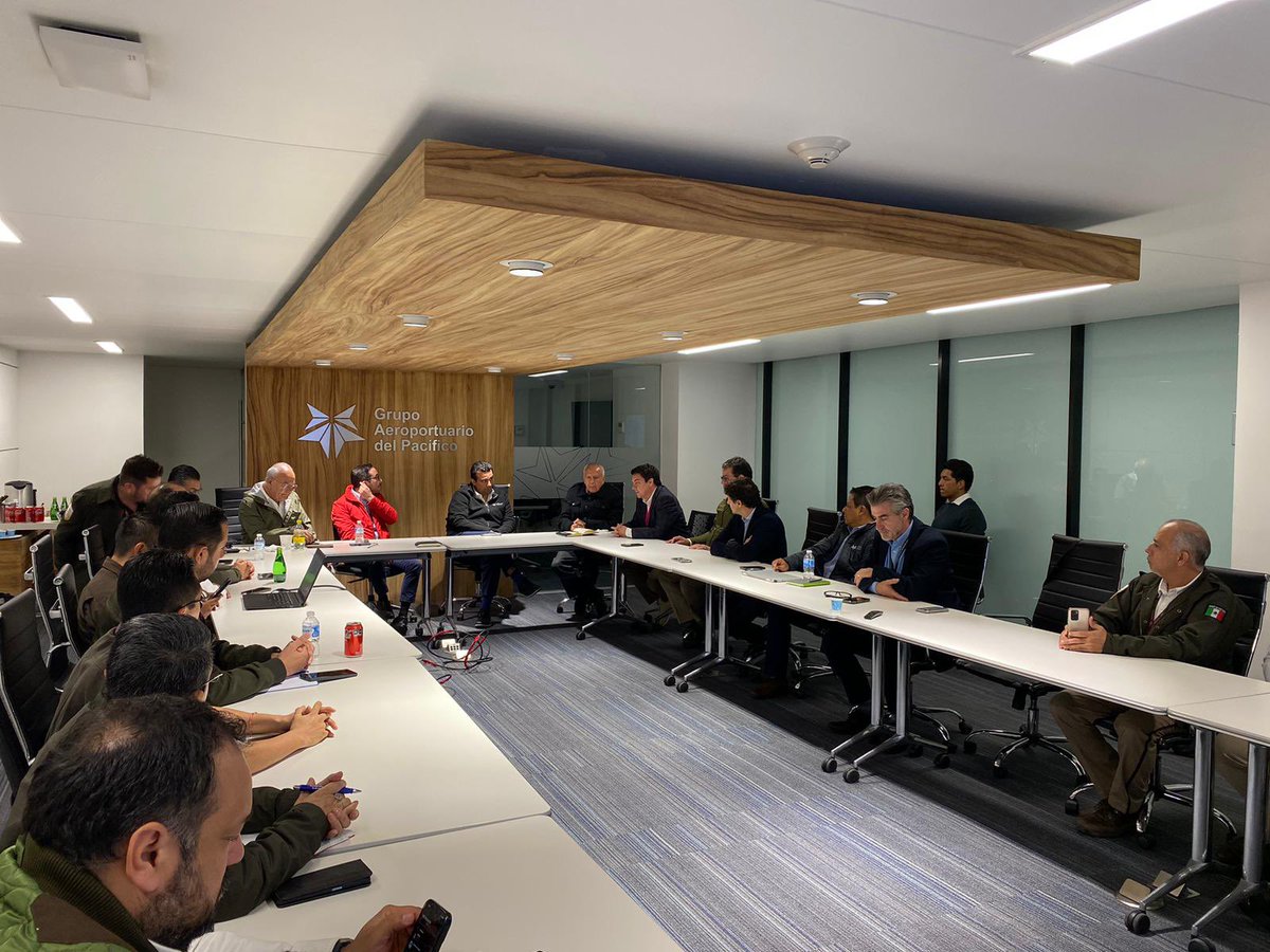 JGoytortua's tweet image. Gracias @fgymexico @davidptp07 @raul_revuelta y todo el equipo de #INAMI #GAP #CBX por la reunión de ayer que sin duda traerá grandes beneficios para los usuarios de @CrossBrdrXpress y @AeropuertoTIJ