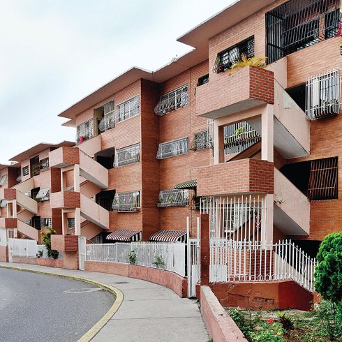 juanjoseojeda's tweet photo. Este viernes #16Feb comienza un nuevo día de agonía para los habitantes y vecinos de la Urbanización Pedro Camejo en Caracas, un nuevo fin de semana donde las excusas de @HidroCapital2 probablemente sean la única respuesta ante el mal servicio que prestan al sector. Urge … https://t.co/kwLp1ghIjI