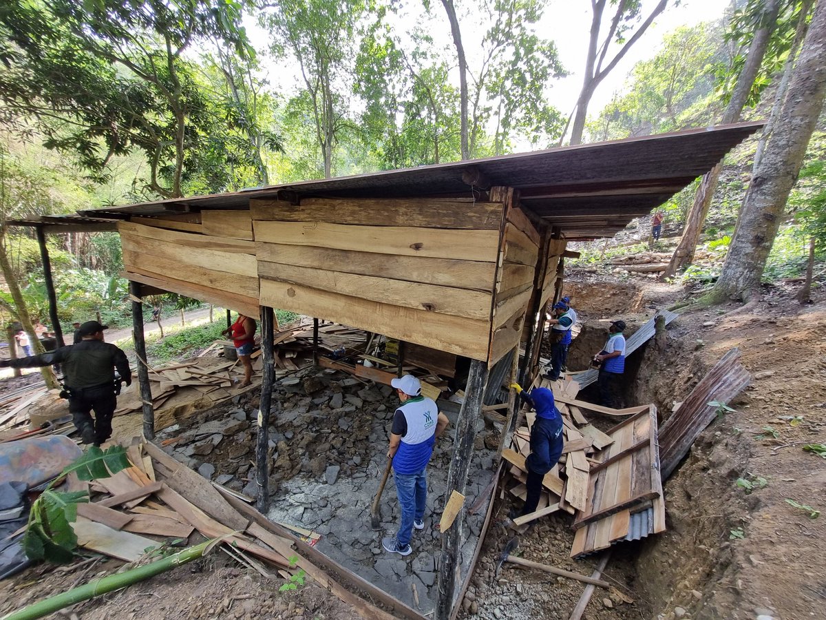 CARCDMB's tweet photo. #AEstaHora| Con el acompañamiento de la seccional de Carabineros y Protección Ambiental #MEBUC damos inicio al operativo de desmantelamiento de un rancho construido de forma ilegal en un predio de #DRMI del Río de Oro en la Escarpa Occidental - Formas Colombia. https://t.co/zORR5nArDf