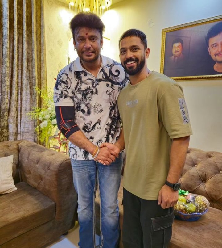 RKBTweetss's tweet image. #BBK10 Winner Karthik Mahesh with Darshan Sir 
#KarthikMahesh #DBoss 
#BBKSeason10 #KVNProduction