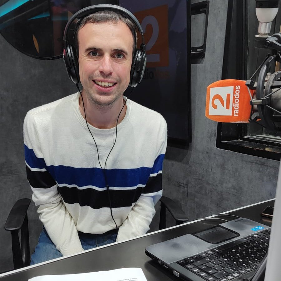 👋COMIENZA EL CONTESTADOR POR #Radio2 ‼️

Sumate con el equipo ➡ <a href="/MuracaAlejandro/">Alejandro Muraca</a>, <a href="/silvinalusardi/">Silvina Lusardi</a>, <a href="/javitocigno/">Javier Cigno</a>, <a href="/everarnoldo/">Ever</a>, <a href="/axelbattyan/">AxelBP</a>, <a href="/Oribusta_/">ᴏʀɪ</a> y <a href="/juanchi_funes/">Juan Cruz Funes</a> 

📻AM 1230,FM 90.1 o bit.ly/Radio2Vivo