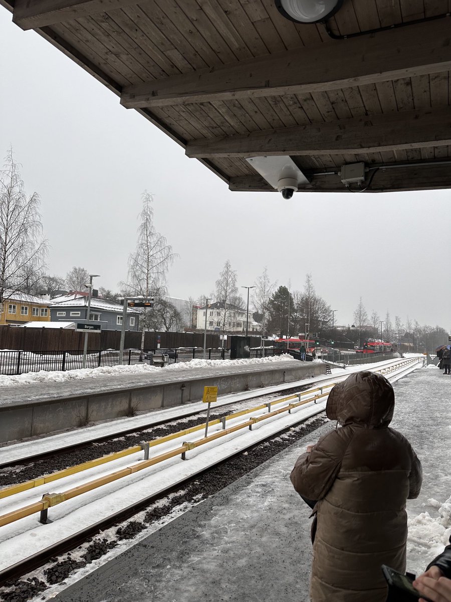På Borgen, venter på banen tilbake igjen. For jeg skulle vært på Ullevål. Så på tavlen på Majorstuen, sto Linje 5 Nå. Jeg hoppet på banen jeg. Dum som jeg er. Burde vite nå at man aldri kan stole på noe ⁦<a href="/Ruter/">Ruter</a>⁩ sier. Er som om dere ikke gidder å prøve en gang 🤯