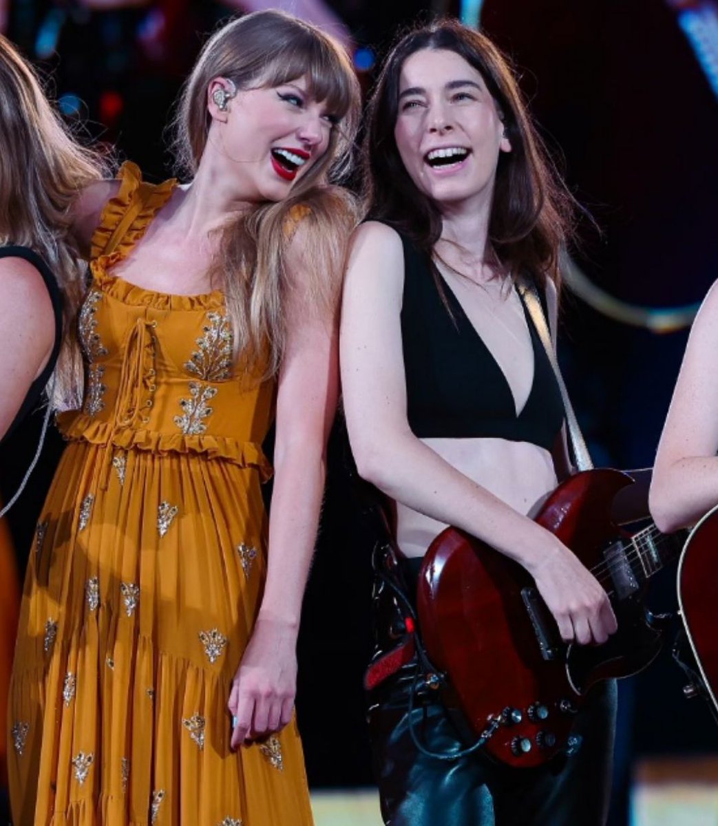 TheSwiftSociety's tweet photo. 🎂| Happy Birthday to Danielle Haim!

She is an incredible singer, songwriter and multi-instrumentalist ✨️ https://t.co/TjESwINnmt