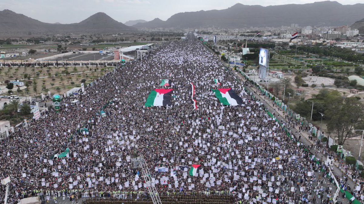 sahouraxo's tweet photo. HAPPENING NOW!

Massive protests in support of Palestine all across Yemen today.

No amount of US-UK threats or bombs will deter the beautiful and resilient Yemeni people from standing strong for Gaza. https://t.co/KgPgnubmyN