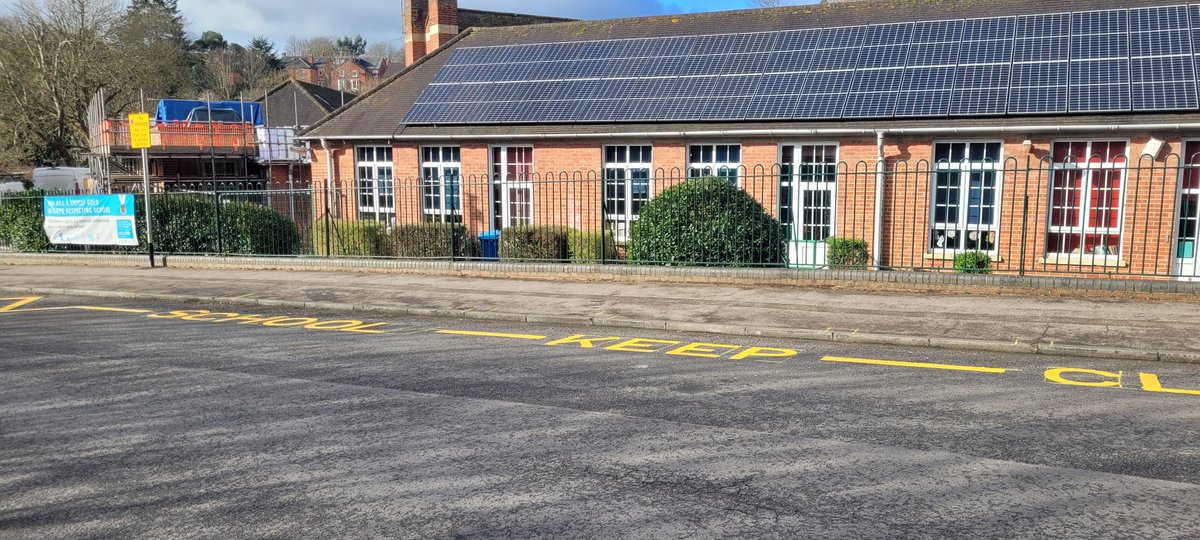 bicialmeria's tweet photo. So good to see @ReadingCouncil team putting in new school zigzags lines outside the entire frontage at Caversham Primary School this morning - making it safer and cleaner for pupils arriving and leaving school. #SaferRoutestoSchool #CavershamPrimary #HemdeanRoad #Caversham https://t.co/462G6c58XB