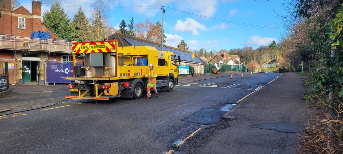 bicialmeria's tweet photo. So good to see @ReadingCouncil team putting in new school zigzags lines outside the entire frontage at Caversham Primary School this morning - making it safer and cleaner for pupils arriving and leaving school. #SaferRoutestoSchool #CavershamPrimary #HemdeanRoad #Caversham https://t.co/462G6c58XB