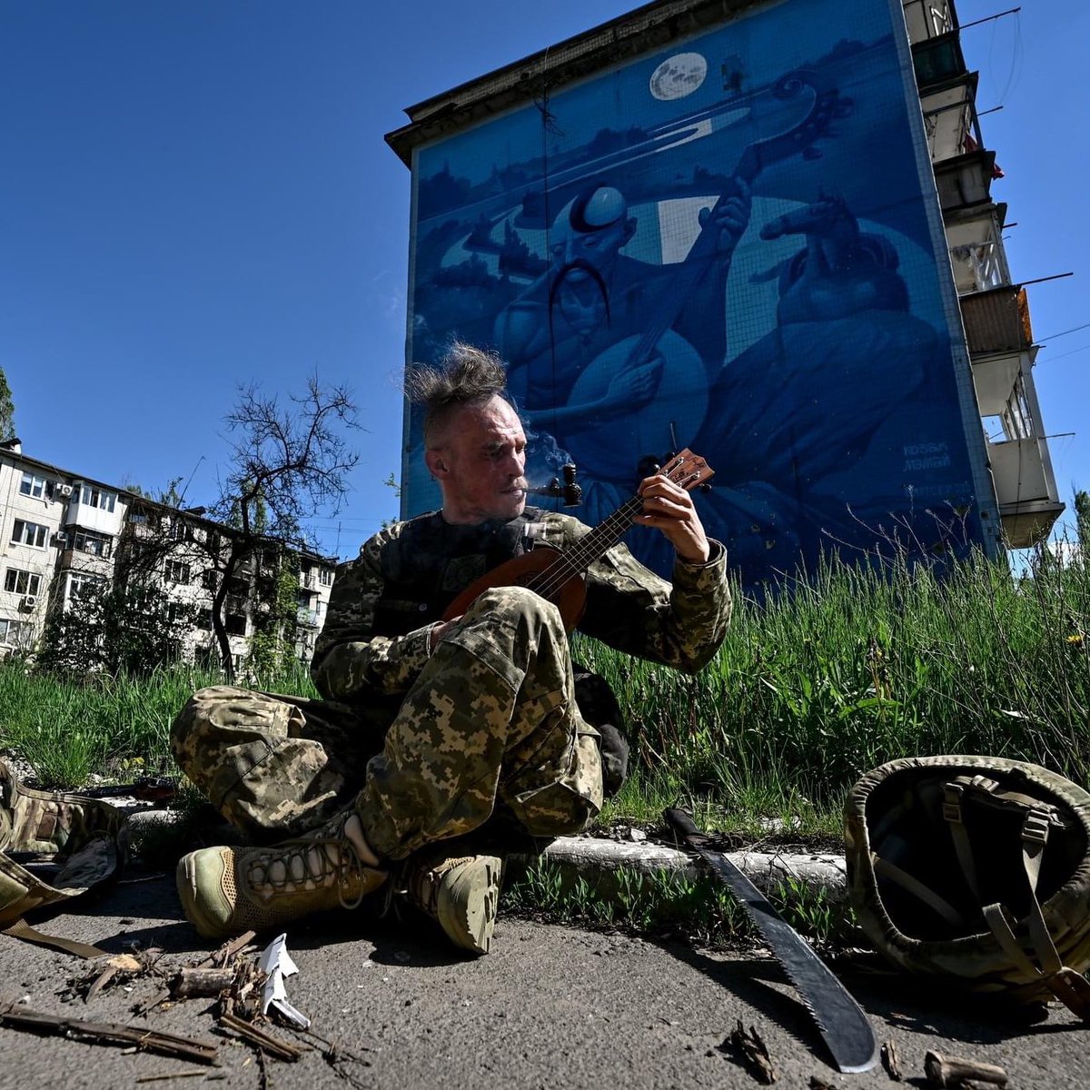 sasha_weirdsley's tweet photo. My classmate &amp; friend Yan joined the army in Feb 22. His callsign is Mamay after the hero of Ukrainian folklore, and here you can see him next to Mamay mural in Avdiivka. His @53separateBrig has been fighting there for one year. They need your help. Donate https://t.co/rCTnlEWaP0 https://t.co/Qjt54cma7h