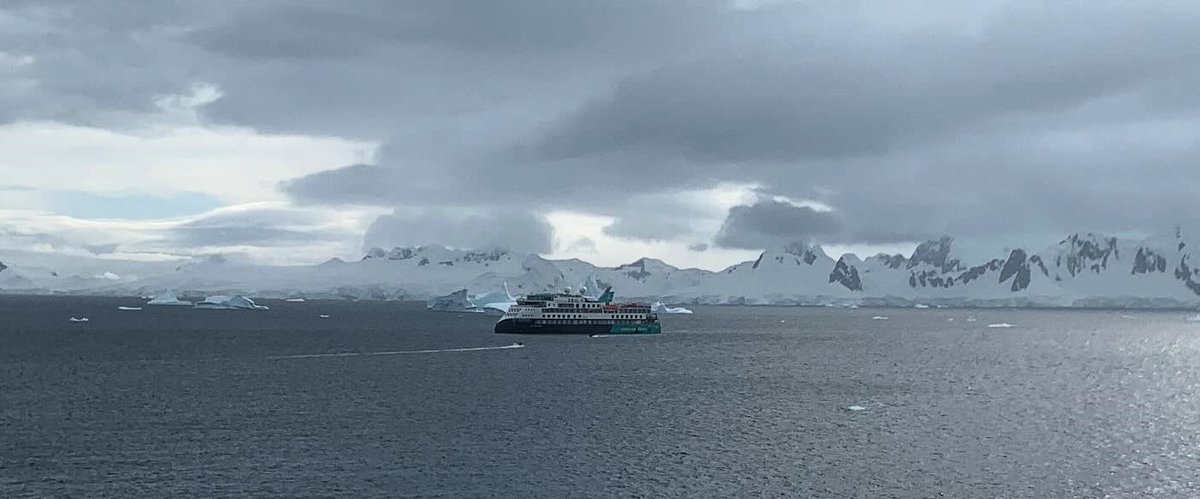 Select_TH's tweet photo. 🐧Inspired by #CruisingWithSusan in #Antarctica? Our very own Amy is there RIGHT NOW! See her photos here https://t.co/I2P9yoO99a 
#CruisingWithSusanCalman @SusanCalman https://t.co/rRRkdh9scZ