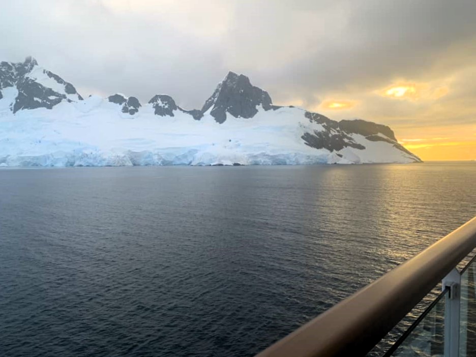 Select_TH's tweet photo. 🐧Inspired by #CruisingWithSusan in #Antarctica? Our very own Amy is there RIGHT NOW! See her photos here https://t.co/I2P9yoO99a 
#CruisingWithSusanCalman @SusanCalman https://t.co/rRRkdh9scZ