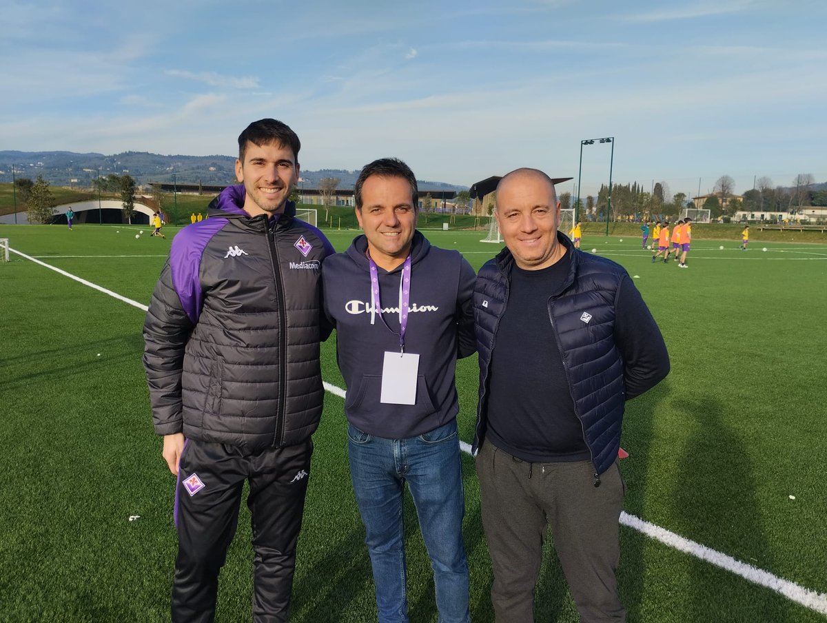 futbolalqazeres's tweet photo. Gracias a @AlqazeresEuropa, @hemocaef está en Italia vinculando al @alqazeres a equipos como @acffiorentina. Ha conocido las nuevas instalaciones del club con sus responsables, centro de entrenamiento de élite referente en Italia y nuevo punto de partida para nuestra formación. https://t.co/GoEMK0RUAV