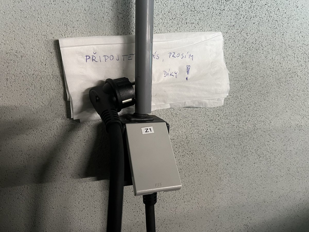Parkovaci mista pro nabijeni na letisti jsou super, jen teda jedna zasuvka na dve mista lehce neprakticka :)