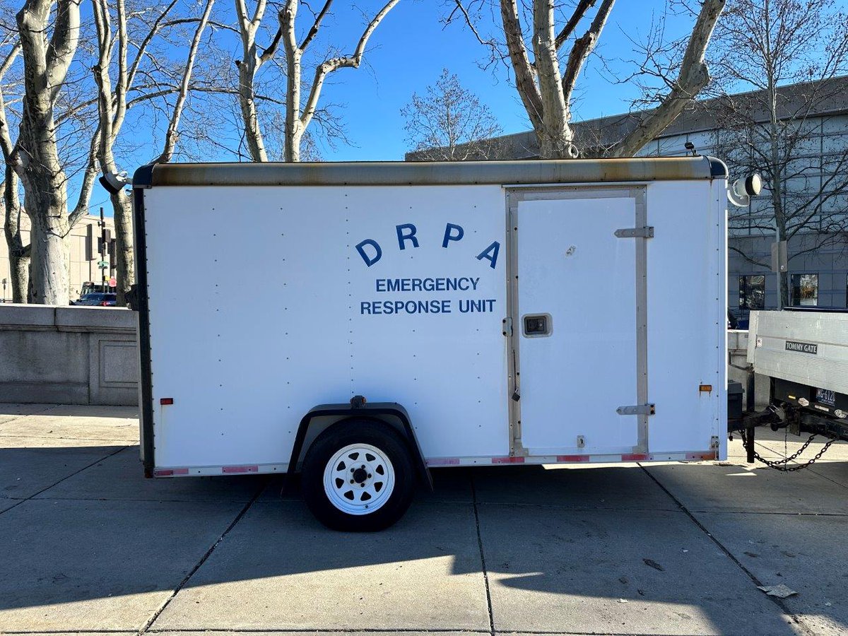 DRPA_PAandNJ's tweet photo. Earlier this week, a tractor-trailer overturned at the base of the #BenFranklinBridge. #DRPA officers arrived on scene seconds after it happened. Crews sprang into action &amp; quickly cleaned up the scene. Special thanks for their hard work! No serious injuries were reported. https://t.co/v90iw9u89f