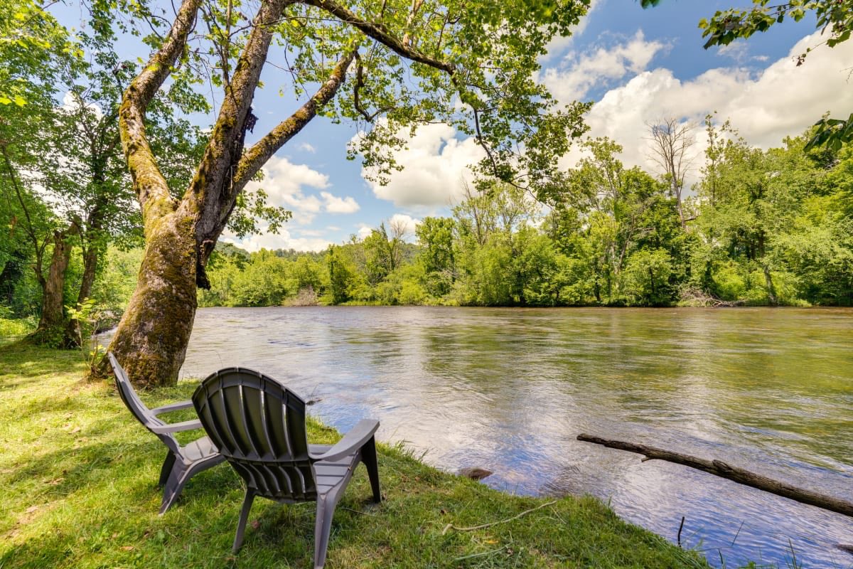 Let’s get the weekend started! 🏞️🦦 See the rest of what you’ll be enjoying during your visit here ➡️ evolve.com/vacation-renta…

#vacationrental #vrbo #riverhouse #tennessee #elizabethton #supportlocal #smokymountains #river #flyfishing #wataugariver #vacation