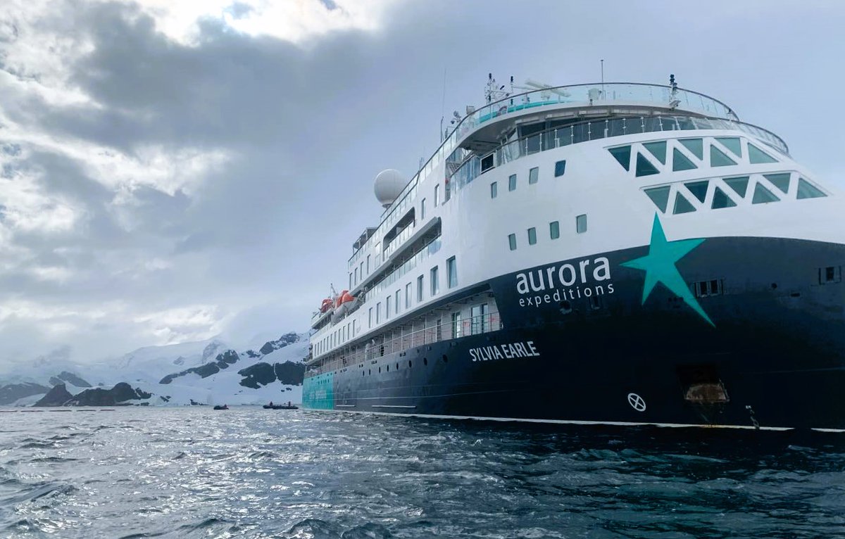 Select_TH's tweet photo. 𝗔𝗠𝗬 𝗜𝗦 𝗜𝗡 𝗔𝗡𝗧𝗔𝗥𝗖𝗧𝗜𝗖𝗔!
Hot on the heels of Susan Calman, our very own Amy is currently in #Antarctica on board the luxury expedition ship Sylvia Earle! See her photos here > https://t.co/I2P9yoOGYI And watch #CruisingWithSusan tonight at 8pm on Ch5! @channel5_tv https://t.co/agQaeseByA