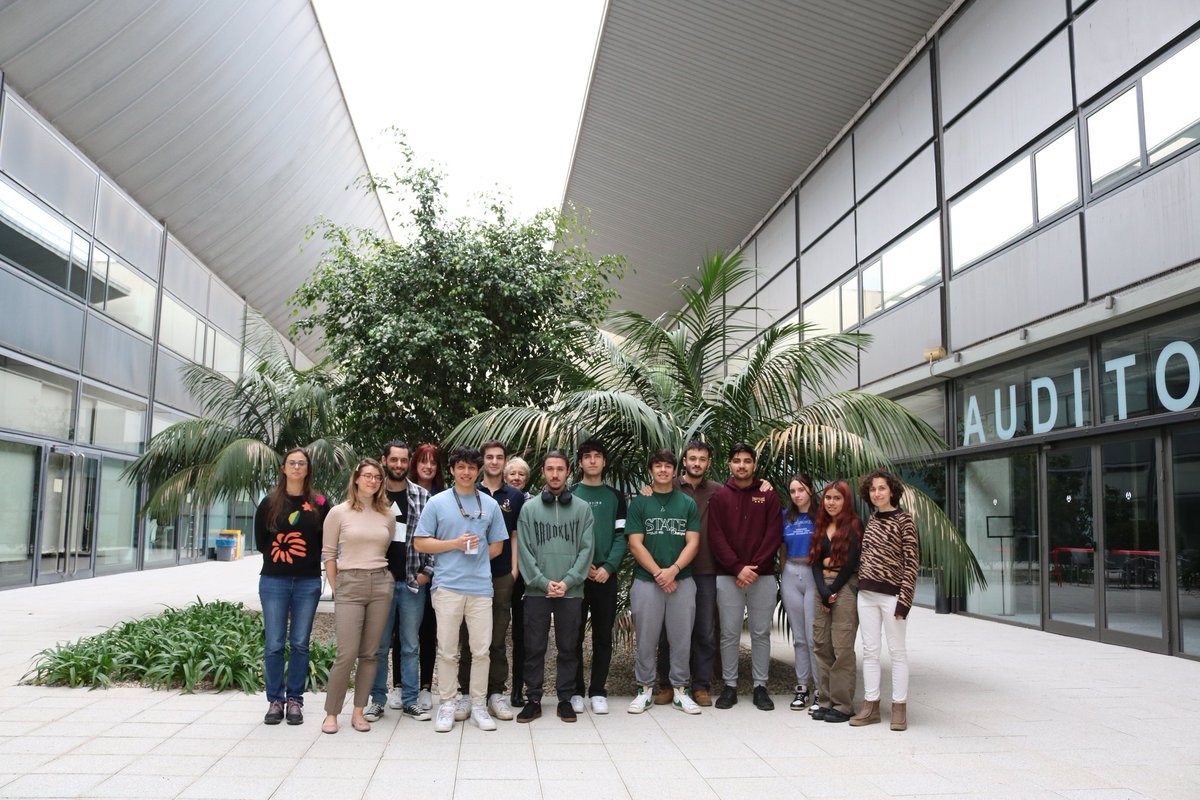 CarmeSanchez00's tweet photo. Avui Roda de Contactes activitat del Programa de vocacions d'aquest trimestre amb l’alumnat de batxillerat de l’@ins_laguineueta de Nou Barris. L’alumnat ha fet una estada en empreses del #ParcTecnològic de @barcelonactiva.Gràcies a @btRobots, @HPC_Now, #samoby, #rokafuradada https://t.co/yv17QzShmY