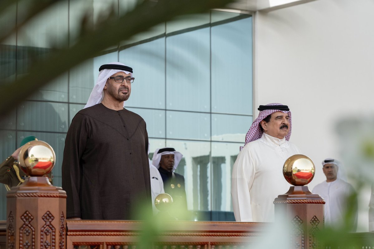 التقيت اليوم أخي جلالة الملك حمد بن عيسى آل خليفة في مملكة البحرين الشقيقة. ناقشنا مختلف أوجه العلاقات الأخوية بين بلدينا وعملنا المشترك من أجل تعزيز هذه العلاقات ودفعها إلى الأمام لما فيه الخير والتنمية والازدهار لشعبينا. خالص العزاء والمواساة إلى عائلة شهيد البحرين الذي ضحى