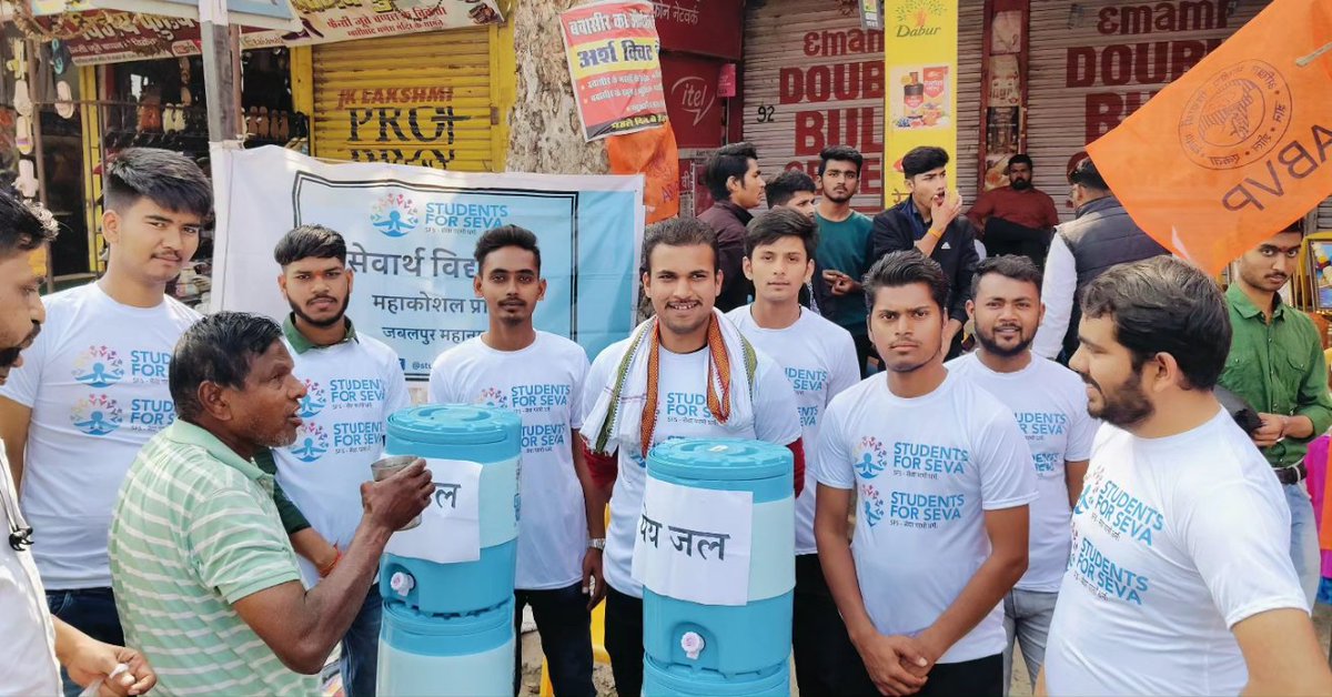 SFSMahakoshal's tweet photo. अभाविप महाकोशल प्रांत जबलपुर महानगर द्वारा नर्मदा जयंती के अवसर पर ग्वारीघाट में सेवार्थ विद्यार्थी (SFS) गतिविधि के माध्यम से पेय जल की व्यवस्था की गई ।

#Narmadajayanti
#Studentsforseva
#ABVP https://t.co/4cWElpv0hl