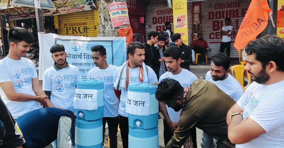 SFSMahakoshal's tweet photo. अभाविप महाकोशल प्रांत जबलपुर महानगर द्वारा नर्मदा जयंती के अवसर पर ग्वारीघाट में सेवार्थ विद्यार्थी (SFS) गतिविधि के माध्यम से पेय जल की व्यवस्था की गई ।

#Narmadajayanti
#Studentsforseva
#ABVP https://t.co/4cWElpv0hl