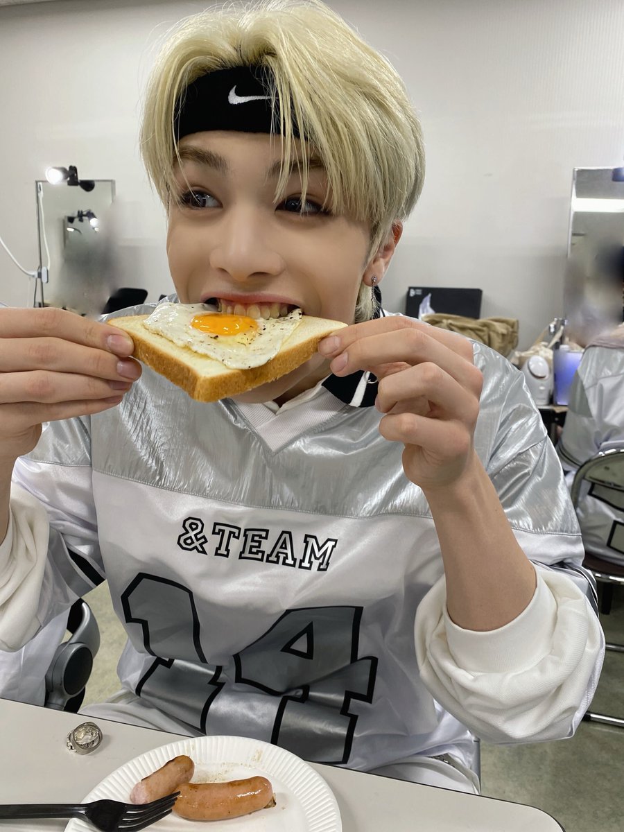 andTEAM_members's tweet photo. Happy Birthday🐶
1年前よりもMAKIが俺の近くにいてくれて、형はとても嬉しいです😌
なんか困ったことがあったらいつでも言うんだよ~
その素直な幼いMAKIといざとなったら頼りになるかっこいいMAKI、これからもよろしくね。
#HAPPY_MAKI_DAY
#andTEAM #FUMA https://t.co/MyBbM4Dbp7