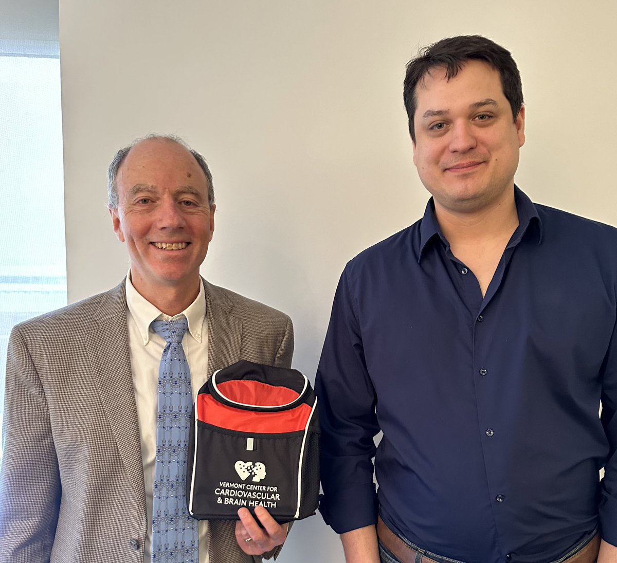 UVMHeartBrain's tweet image. We like to give our visiting professors a little bling! Thanks to @ThePunihaoleLab for bringing Dr Tycko to our Center!