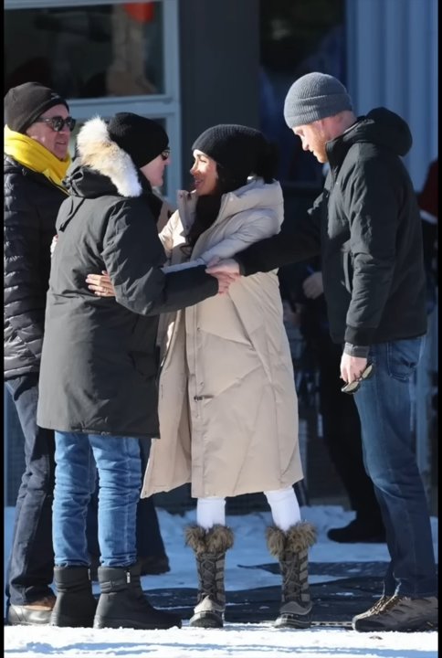 😑 Can't even let him shake hands without jumping in the middle. She married the title, not the man. 
#DumbPrinceAndHisStupidWife #MeghanMarkleIsAGrifter #MeghanMarkleIsCANCER