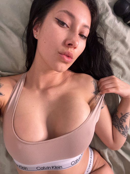 I'm live right now 😋   Catch me while you can 😈 https://t.co/JimvHzBNIm