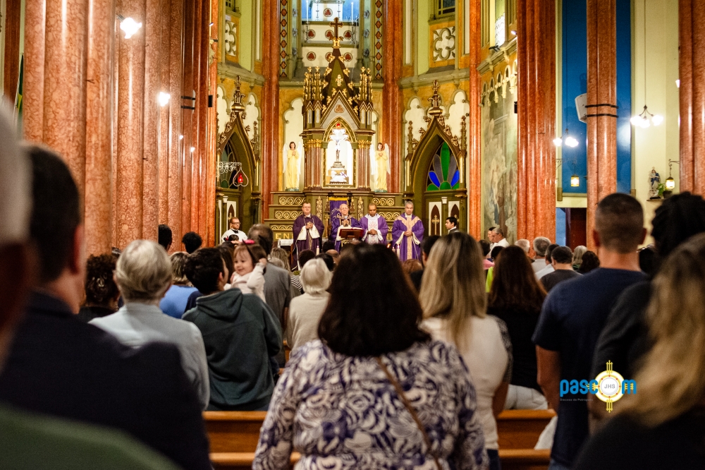 Missa na Catedral e no Alto da Serra lembra as vítimas da tragédia de 2022 em Petrópolis
As vítimas da tragédia de 15 de fevereiro de 2022, foram lembradas em dois momentos na Diocese de Petrópolis, com missa em memória dos falecidos. 
Matéria completa em diocesepetropolis.com.br