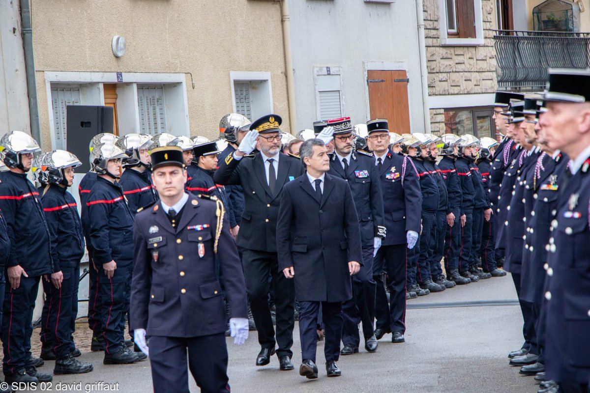 Sdis02's tweet photo. ⚫️ L'adjudant Jérémie Fontaine avait 35 ans quand il a tragiquement disparu en intervention. Une cérémonie a eu lieu aujourd'hui à Trélou-sur-Marne pour lui rendre hommage, avec la présence du Ministre de l’Intérieur et des Outre-mer, Gérald Darmanin, des autorités, de sa famille https://t.co/I4TcAS1a5c