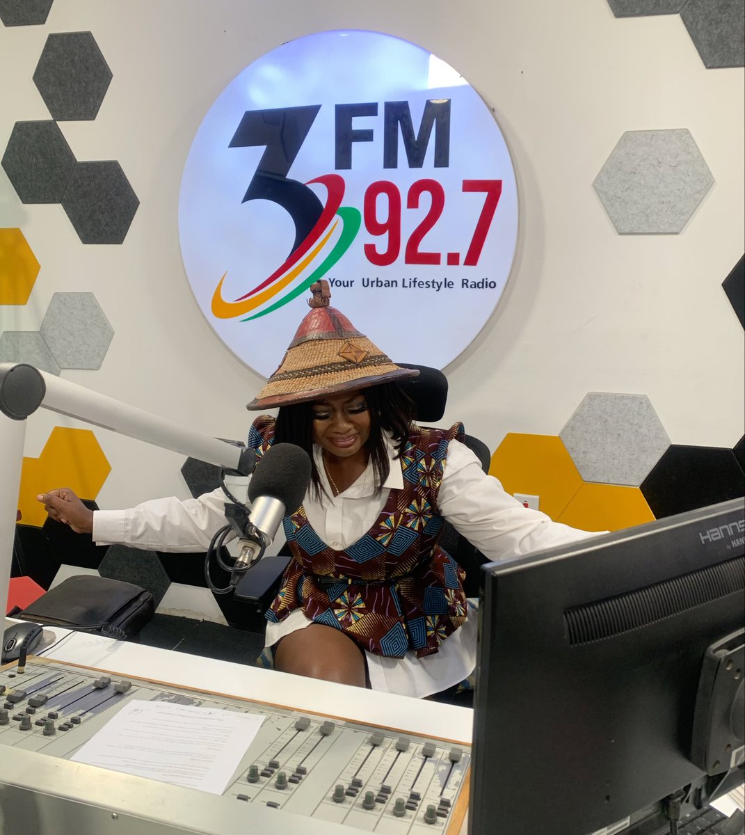 🎶what song gets you like this? I’ll go first : ‘Don’t let go’ - En Vogue