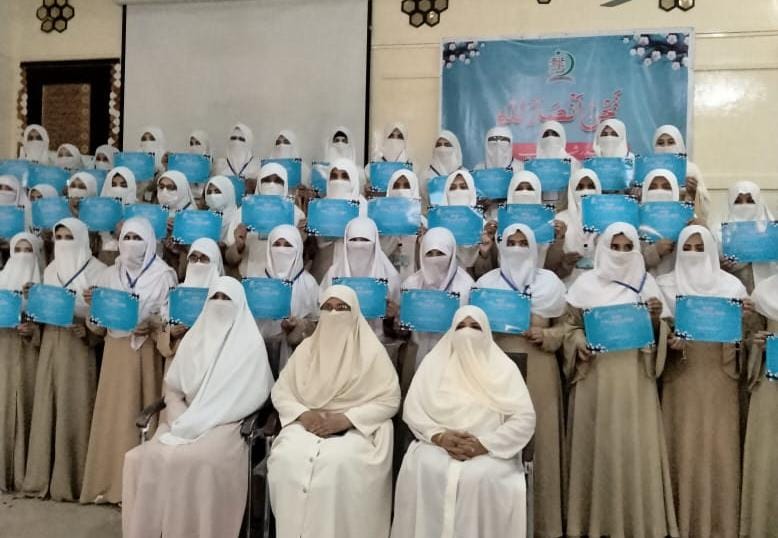 JamaatWomen's tweet photo. *اللہ تعالی نے امت مسلمہ کو اس لیے فضیلت دی کہ وہ اللہ کے احکام پوری انسانیت تک پہنچاتی ہے-
ڈاکٹر حمیرا طارق*

*جماعت اسلامی قرآن و سنت کے نظام کا نفاذ چاہتی ہے-بے لوٹ عوامی خدمت جماعت اسلامی کا شعار ہے-
ڈاکٹر حمیرا طارق*

اللہ تعالی نے امت محمدیہ ﷺ کو بطور خاص دنیا میں لائے تاکہ وہ دنیا کو نیکی کا حکم دیں اور برائ سے روکیں -یہی پیغام تمام انبیاء علیہ السلام کا مشن رہا لیکن انسانیت اس پیغام  کو پھر سے بھلا بیٹھتی ہے -
انسانی تاریخ گواہ ہے کہ حق و باطل کا معرکہ ہمیشہ جاری رہا-
ان خیالات کا اظہار جماعت اسلامی پاکستان کی سیکرٹری جنرل ڈاکٹر حمیرا طارق نے جامعۃ المحصنات لاہور کی سالانہ تقریب تقسیم اسناد سے خطاب کے دوران کیا - 
انہوں نے کہا کہ نبی کریم ﷺ کی  امت کو خیر امت کہا گیا کیوں کہ ان کا کام لوگوں کو بھلائ کی طرف بلانا ہے- دعوت و تبلیغ اور تنظیم و تربیت یہ دونوں کام فطری ترتیب سے انجام پاتے ہیں- اور انہی عناصر سے ایک کامیاب شخصیت نمو پاتی ہے - جامعۃ المحصنات کے قیام کا مقصد  ایسے افراد اور شخصیات  کی تیاری  ہے - 
انہوں نے کہا کہ جماعت اسلامی اصلاح و تربیت اور عوامی تربیت پر اپنی تمام تر صلاحیتیں لگاتی ہے اور عوام میں مقبول ترین جماعت ہے لیکن اشرافیہ کے لیے قابل قبول نہیں ہے
کیوں کہ جماعت اسلامی نظام حکومت کے ہر شعبے میں قران و سنت کے احکامات کا نفاذ چاہتی ہے - 
ڈاکٹر حمیرا طارق نے مزید کہا کہ جماعت اسلامی کے نمائندوں کو ایوان سے باہر رکھنے کے لیے شرمناک ہتھکنڈے اختیار کیے گئے - جماعت اسلامی الیکشن  2024  کے دھاندلی زدہ نتائج کو کلی طور پر مسترد کرتی ہے -
جماعت اسلامی اصلاح و تربیت اور عوامی خدمت کی جدوجہد جاری رکھے گی اور عوامی روابط بہتر سے بہتر بنائے گی#
