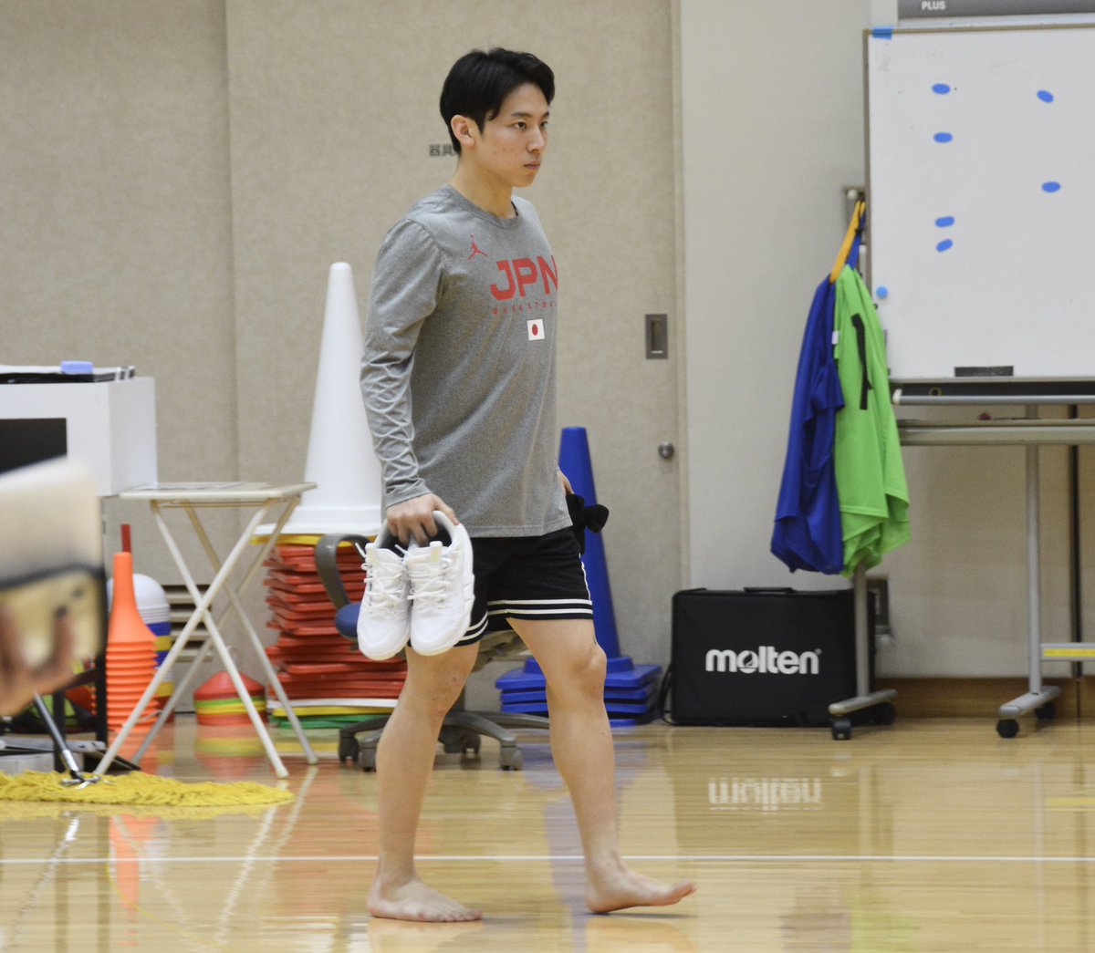 kanagawashu's tweet photo. バイウィーク中のビーコルブースターの皆さんの元へ届け〜🏴‍☠️

河村選手
「バイウィークでチームとして練習できる時間がある中で、代表に行かせてもらっている。一日一日が無駄にできない。スキルアップした状態で再びチームへ合流できるようにやっていきたい」

#ビーコル
#河村勇輝 https://t.co/b95Yqm6Yqc