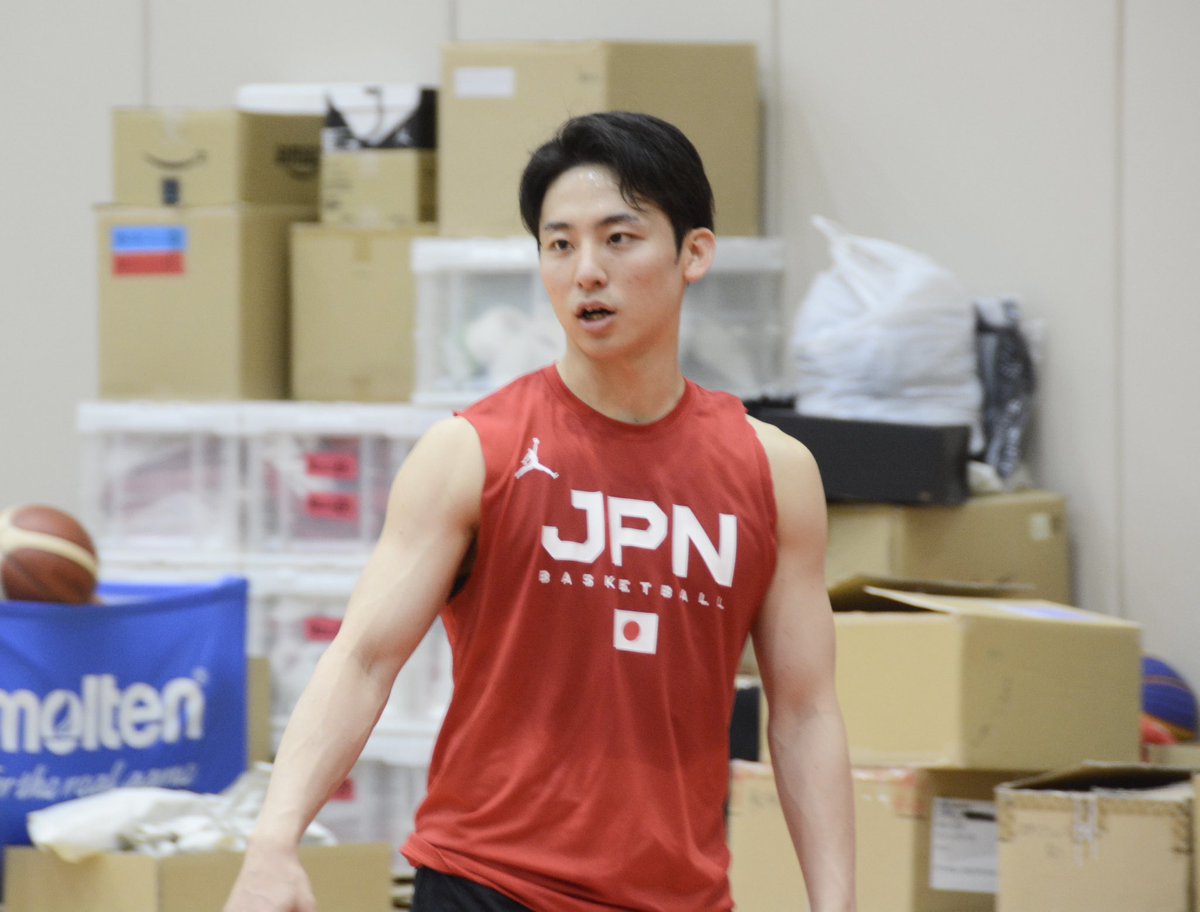 kanagawashu's tweet photo. バイウィーク中のビーコルブースターの皆さんの元へ届け〜🏴‍☠️

河村選手
「バイウィークでチームとして練習できる時間がある中で、代表に行かせてもらっている。一日一日が無駄にできない。スキルアップした状態で再びチームへ合流できるようにやっていきたい」

#ビーコル
#河村勇輝 https://t.co/b95Yqm6Yqc