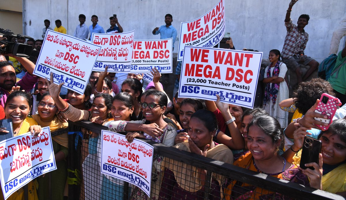 ItdpUnguturu's tweet photo. నిరుద్యోగులు, టీచర్లను జగన్ మోసం చేశారు
టీడీపీ-జనసేన ప్రభుత్వంలో 20 లక్షల ఉద్యోగాలను భర్తీ చేస్తాం
లోకేష్ ను కలిసి సమస్యలు విన్నవించిన డీఎస్సీ అభ్యర్థులు
#HOPE0101
#NaraLokesh
#KurchiMadathaForJagan
#iTDPforTDP
#BabuSuper6
#Shankharavam
#ITDP16Feb https://t.co/2T0LkF6lWE