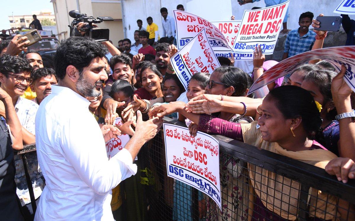 ItdpUnguturu's tweet photo. నిరుద్యోగులు, టీచర్లను జగన్ మోసం చేశారు
టీడీపీ-జనసేన ప్రభుత్వంలో 20 లక్షల ఉద్యోగాలను భర్తీ చేస్తాం
లోకేష్ ను కలిసి సమస్యలు విన్నవించిన డీఎస్సీ అభ్యర్థులు
#HOPE0101
#NaraLokesh
#KurchiMadathaForJagan
#iTDPforTDP
#BabuSuper6
#Shankharavam
#ITDP16Feb https://t.co/2T0LkF6lWE