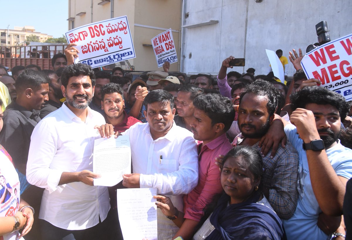 ItdpUnguturu's tweet photo. నిరుద్యోగులు, టీచర్లను జగన్ మోసం చేశారు
టీడీపీ-జనసేన ప్రభుత్వంలో 20 లక్షల ఉద్యోగాలను భర్తీ చేస్తాం
లోకేష్ ను కలిసి సమస్యలు విన్నవించిన డీఎస్సీ అభ్యర్థులు
#HOPE0101
#NaraLokesh
#KurchiMadathaForJagan
#iTDPforTDP
#BabuSuper6
#Shankharavam
#ITDP16Feb https://t.co/2T0LkF6lWE